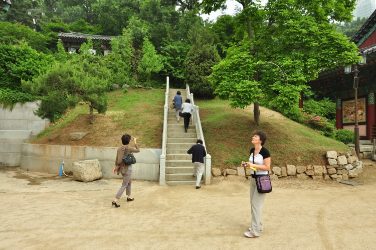 2011 год № 23 Южная Корея Сеул Temple Life Храм Bongeunsa - 42 11.06.02 Temple Life Храм Центральный 057.JPG