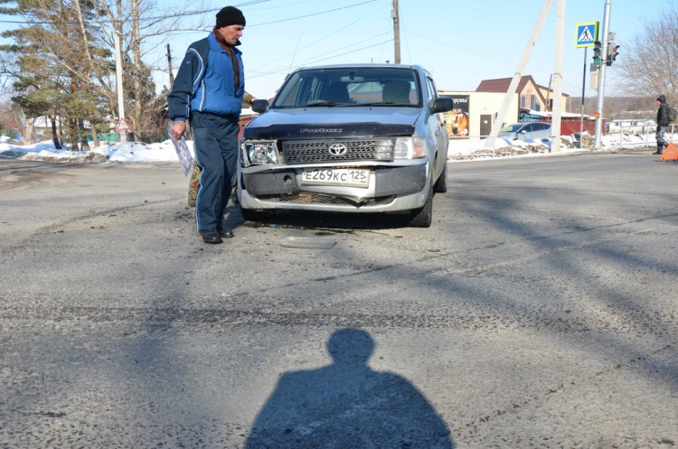 Аварии. Бардак. Грязь. Идиотизм. пгт Кировский № 01 - 17.02.27 Авария возле нас ДВЕ машины 004