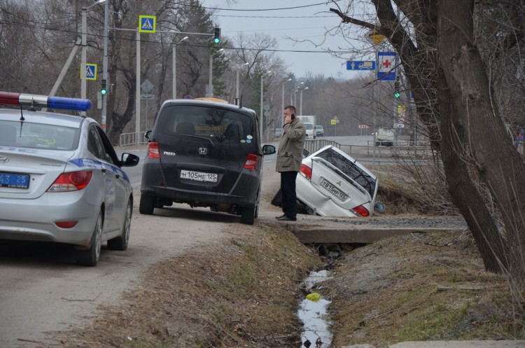 Аварии. Бардак. Грязь. Идиотизм. пгт Кировский № 01 - 18.04.19 Машина в кювете возле дома Кузьменки 004