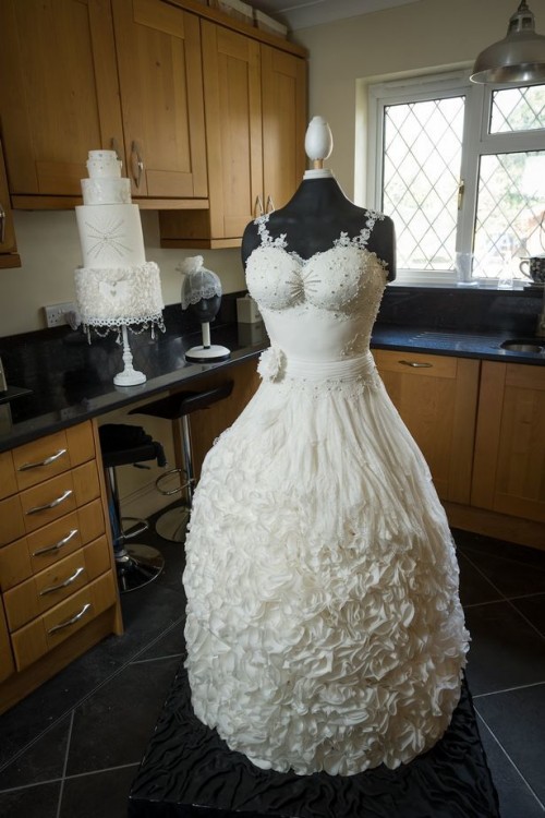 Свадебные и подарочные тортики из интернета - 53_PAY-The-life-size-wedding-dress-cake[1]