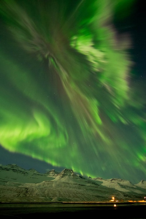 Впечатляющие фотографии 2012 года. Лучшее! - northern-lights-aurora-borealis-in-iceland[1]