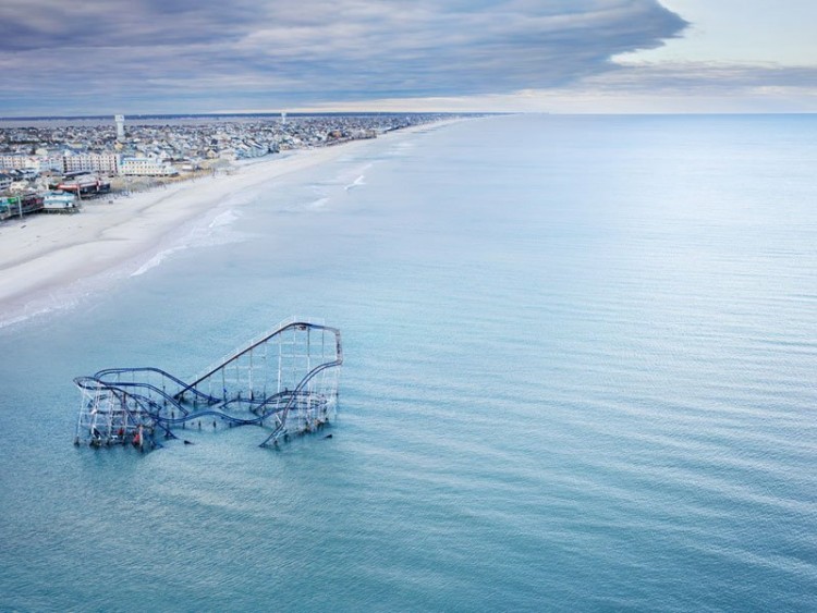 Впечатляющие фотографии 2012 года. Лучшее! - star-jet-roller-coaster-casino-pier-seaside-heights-nj-submerged-in-atlantic-ocean-aerial-stephen-wilkes[1]