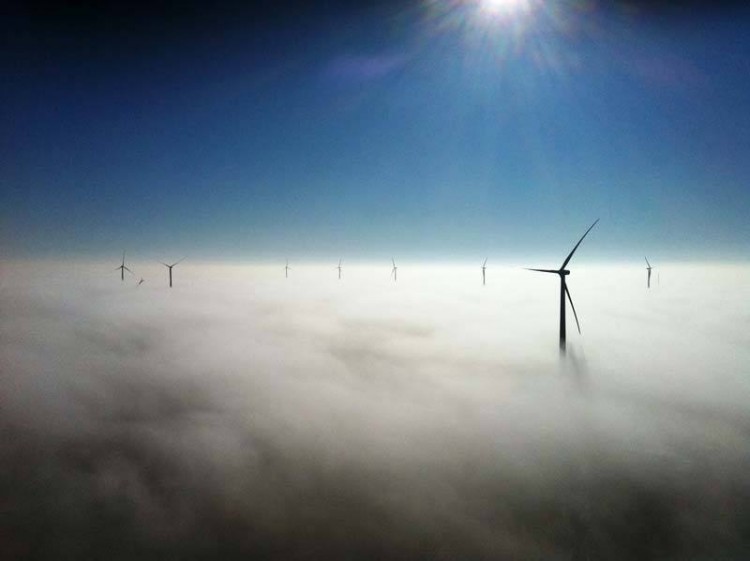 Впечатляющие фотографии 2012 года. Лучшее! - wind-turbines-above-the-fog[1]