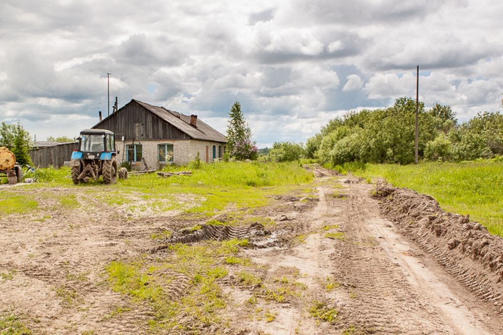 Село е. Заброшенные деревни Томской области. Деревня колхоз. Заброшенная деревня дорога. Деревни и села Свердловской области.