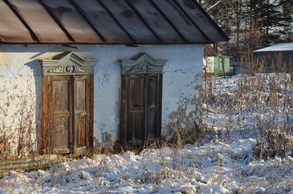 Пос кировский. Заброшенные поселки Приморья. Брошенные дома в Крыму. Рыбацкая деревня Кировский заброшенный дом. Дом в поселке Кировский.