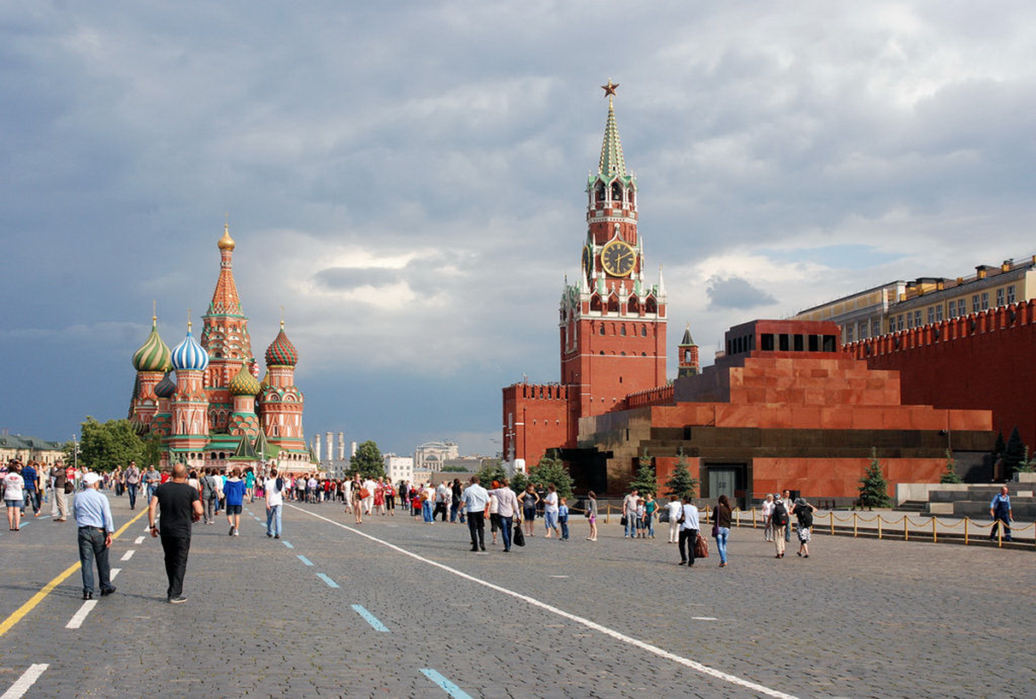 Площадь москвы больше. Московский Кремль и красная площадь, Москва. Москва 21 век красная площадь. Спасская башня и собор Василия Блаженного. Площадь красной площади в Москве.