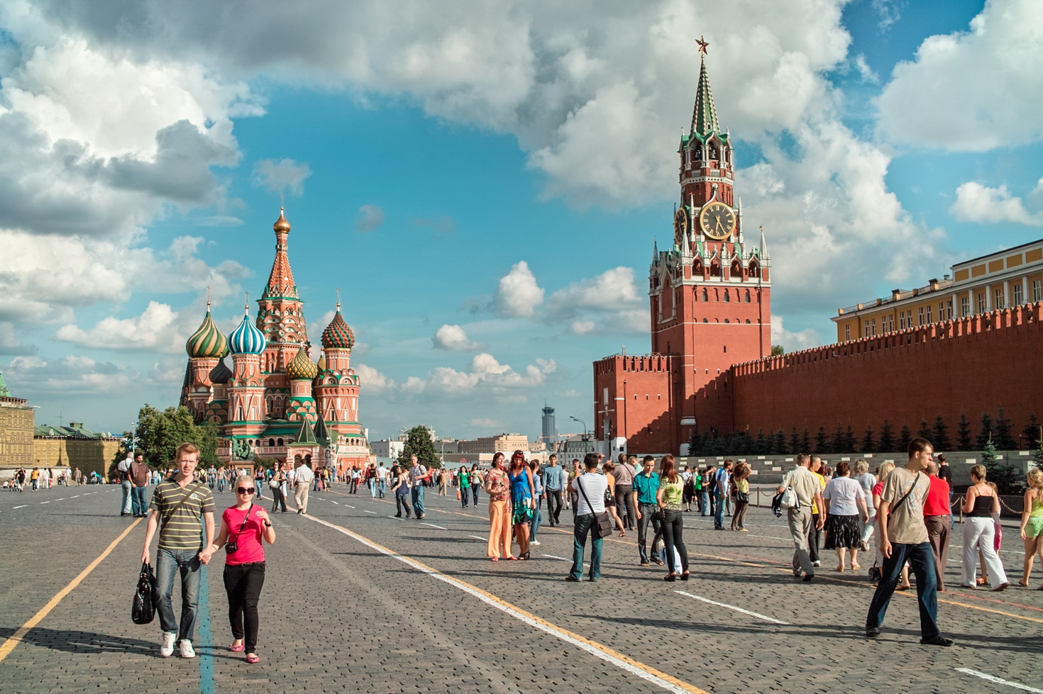 Новости про москву видео. Москва Кремль красная площадь. Москва 21 век красная площадь. Москва площадь города км2. Кремль люди.