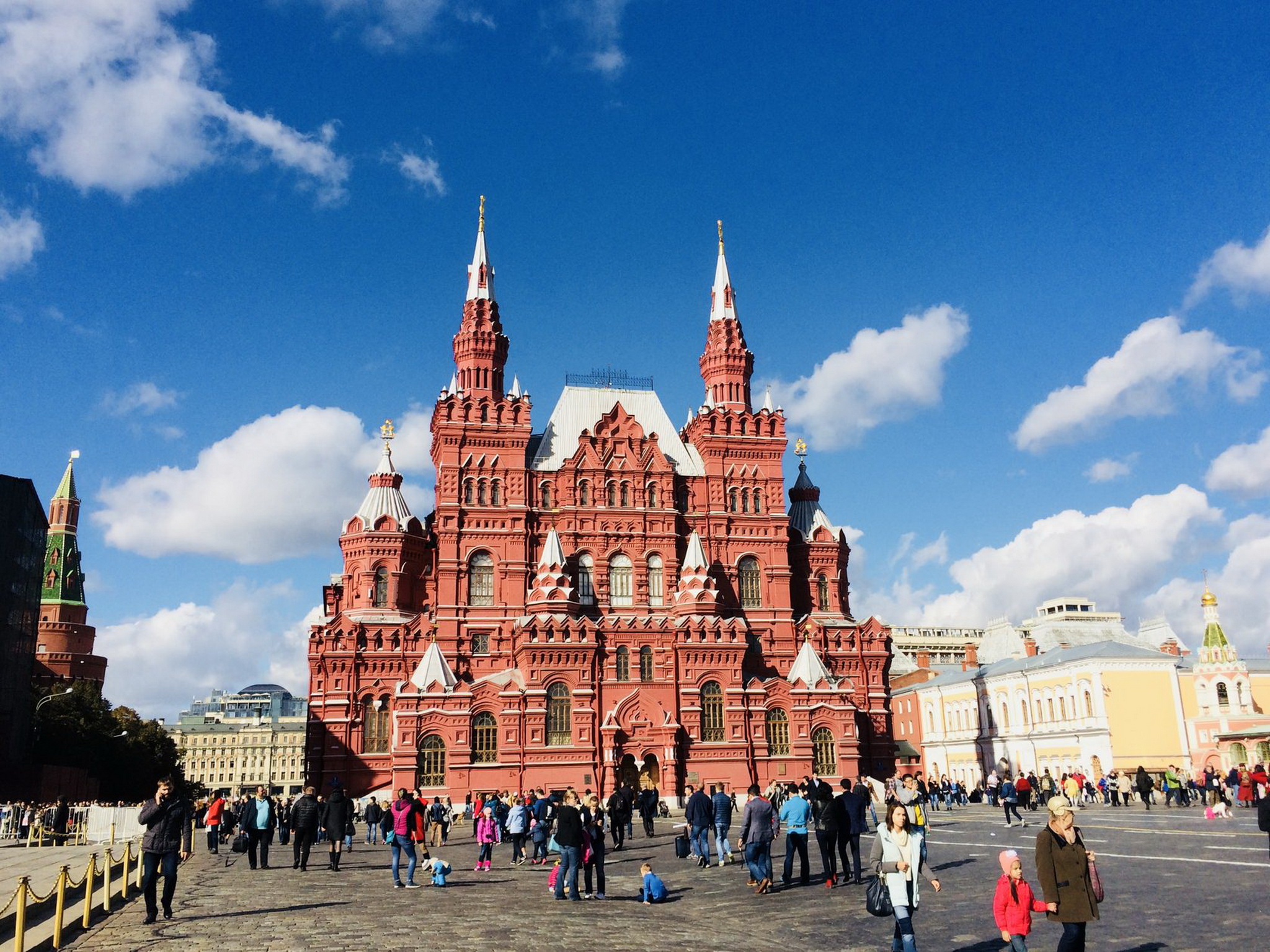 Red square purple. Красная площадь Москва экскурсия. Прогулка по красной площади и Александровскому саду. Прогулка по красной площади в Москве. Красная площадь прогулка.