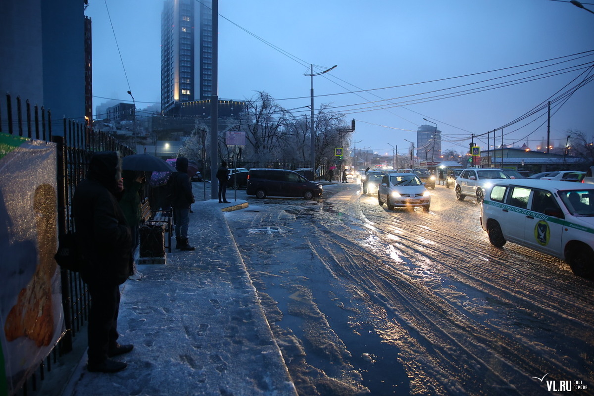 Владивосток в ноябре. Ледяной дождь во Владивостоке 2021. Ледяной дождь в Москве 2010. Циклон во Владивостоке.