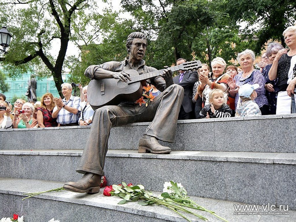 Музыкальные памятники. Памятник Высоцкому во Владивостоке. Поющий памятник Высоцкому во Владивостоке. Владимир Высоцкий памятник. 10. Памятник Высоцкому Владивосток.