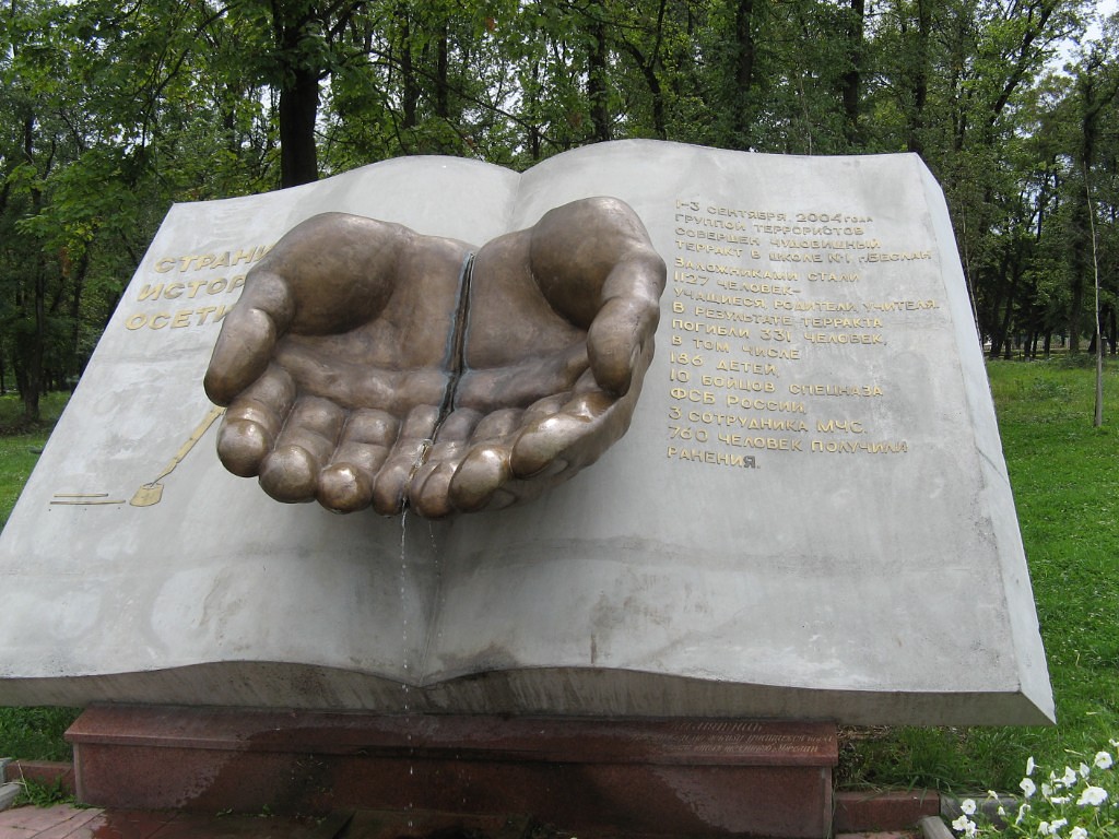 В каком городе памятник рука. Памятник руки. Памятники Рассказово. Памятник ладошки. Памятник золотые руки.