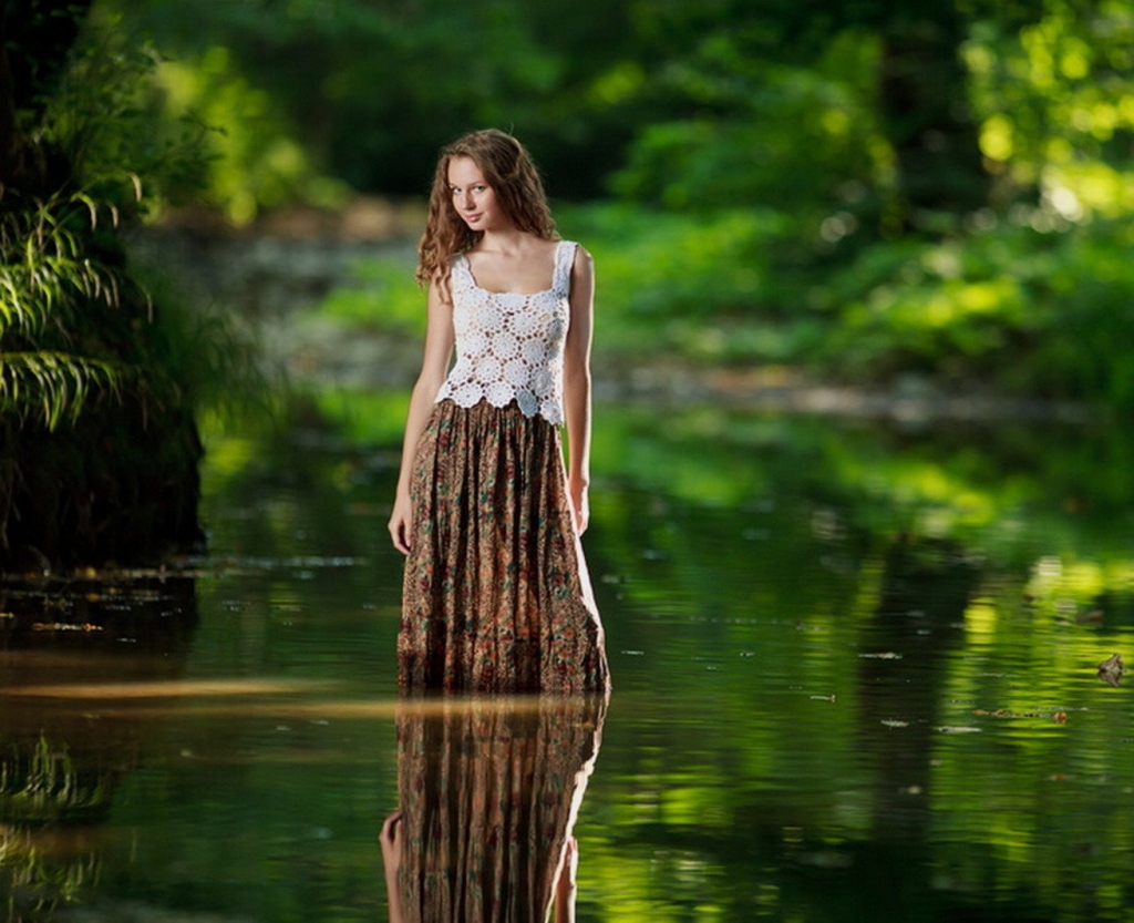 Девушка в платье у воды
