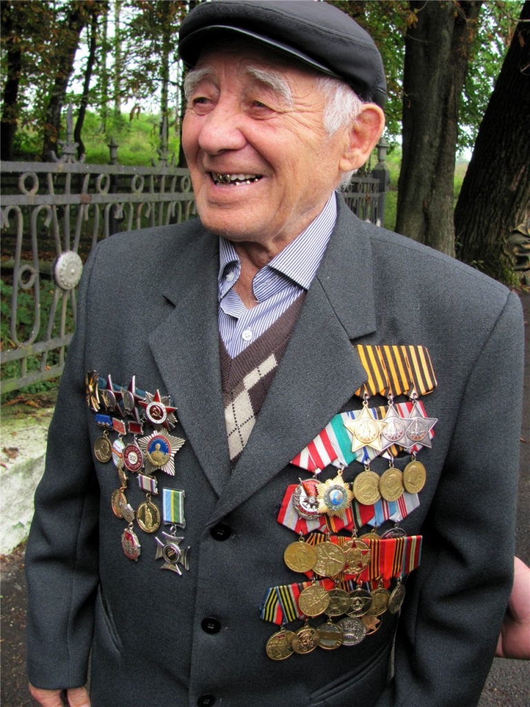 Ветеран с орденами и медалями фото