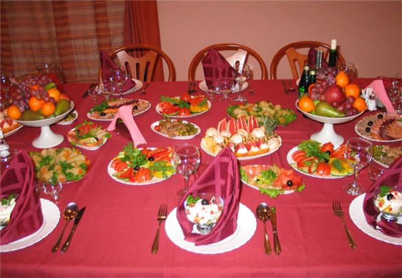 Праздничный стол на день рождения домашних условиях