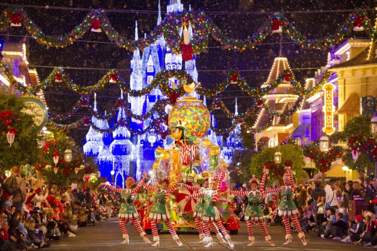 10 лучших тематических парков в мире - orlando-christmas-parade-at-walt-disney-world-resort[1]