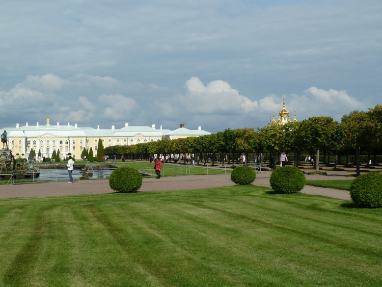 2011 год № 08 Санкт-Петербург Мы побывали в Петергофе № 02 - 11 2011.09.09 Мы вдвоем в самом Петергофе  040.JPG