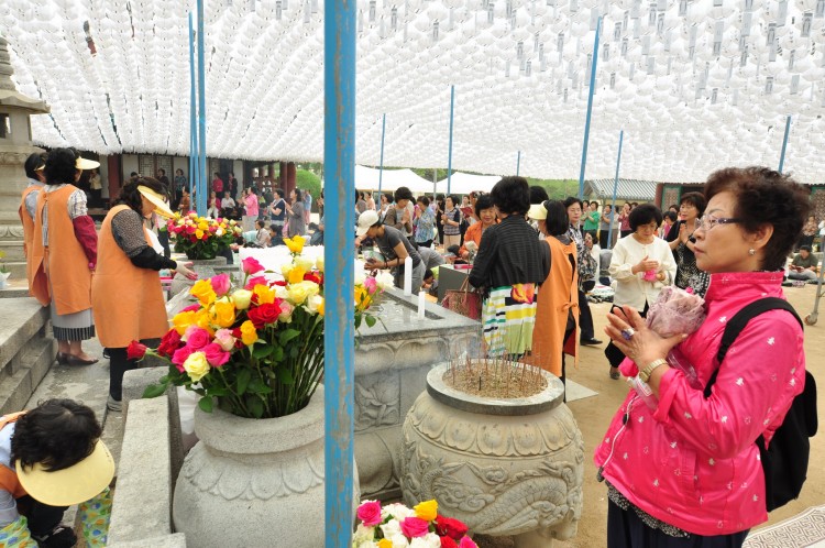 2011 год № 23 Южная Корея Сеул Temple Life Храм Bongeunsa - 42 11.06.02 Temple Life Храм Центральный 052.JPG