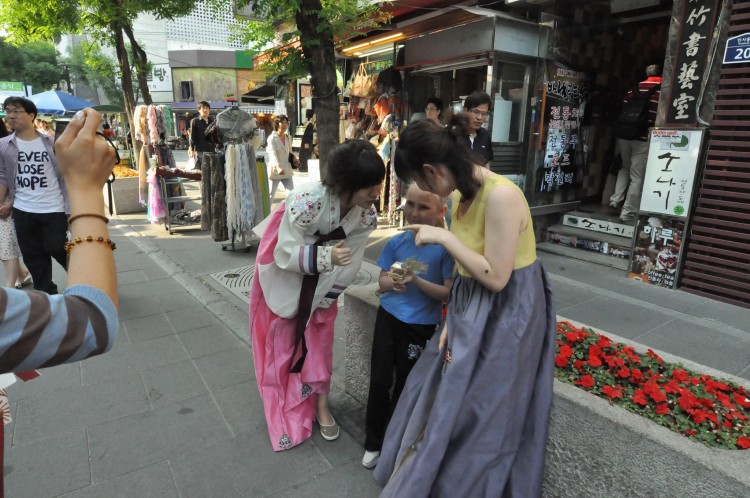 2011 год № 32 Южная Корея Сеул ЁнгСан Insadong Хан Ганг - 64 11.06.04 Insadong Antigue Street Улица 030