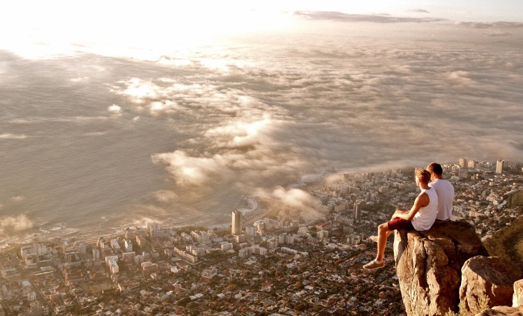 Автор не известен. Но это шедевры фотографии - View on Table mountain from the Lions Head, Cape Town, South Africa by Lars Schöning.JPG