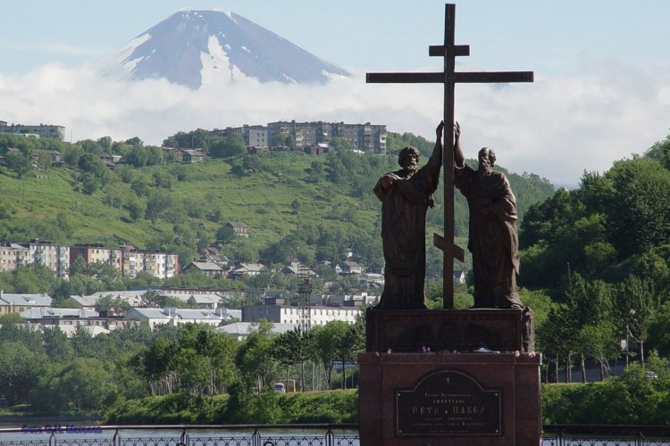 Петропавловск-Камчатский. Камчатский край - 17.Памятник апостолам Петру и Павлу