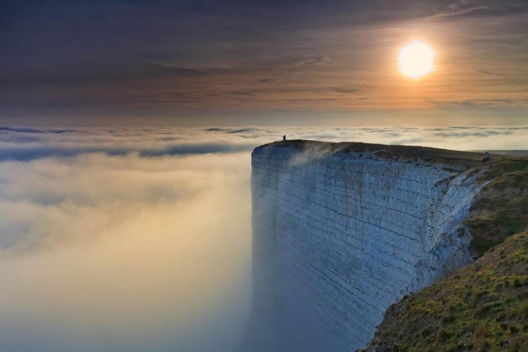 Впечатляющие фотографии 2012 года. Лучшее! - edge-of-the-world-beach-head-chalk-cliff-southern-england[1]