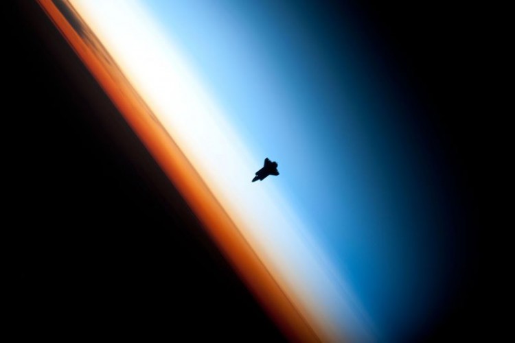 Впечатляющие фотографии 2012 года. Лучшее! - endeavour_silhouette_on-earths-colorful-horizon[1]