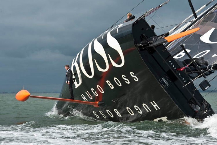 Впечатляющие фотографии 2012 года. Лучшее! - keel-walk-hugo-boss-suit-boat-sailing-standing-on-rutter[1]